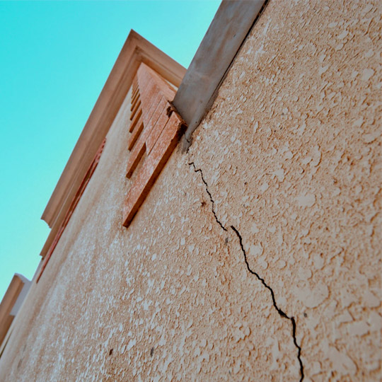 Fissures et désordres structurels sur un immeuble ancien